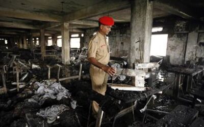 Moren 21 persones que estaven treballant en una fàbrica de roba a Bangla Desh a causa d’un incendi
