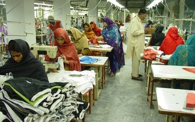 Informe: Les treballadores de la confecció del Pakistan denuncien manca de sortides d’emergència una dècada després del tràgic incendi d’Ali Enterprises