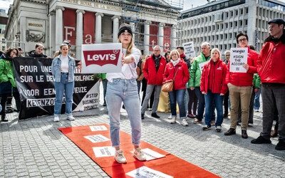 Després d’anys de pressió, Levi’s es compromet a protegir les seves treballadores al Pakistan